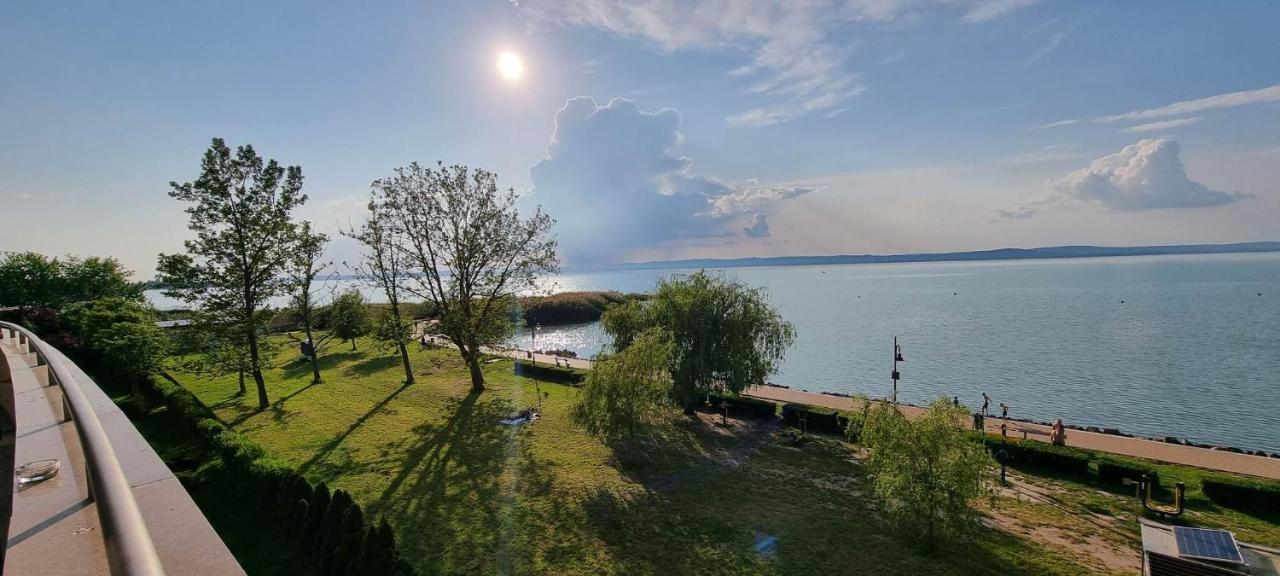'Good Feelings' Aparthotel Siófok Exteriör bild
