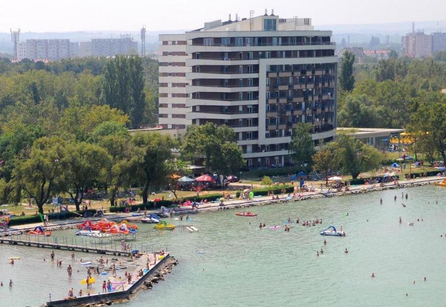 'Good Feelings' Aparthotel Siófok Exteriör bild